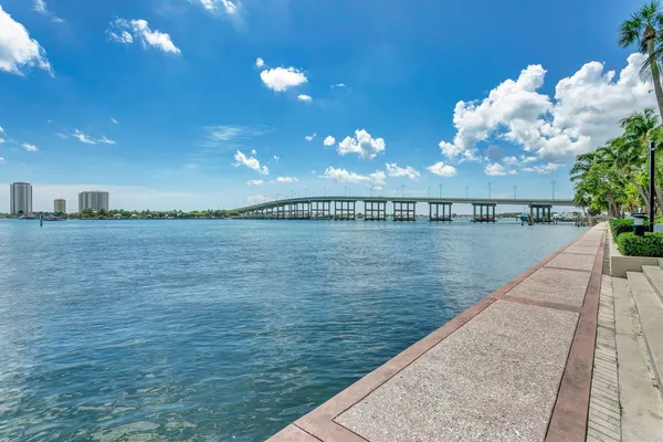 $4,950 | 2650 Lake Shore Drive, Unit 2303, Riviera Beach, FL 33404