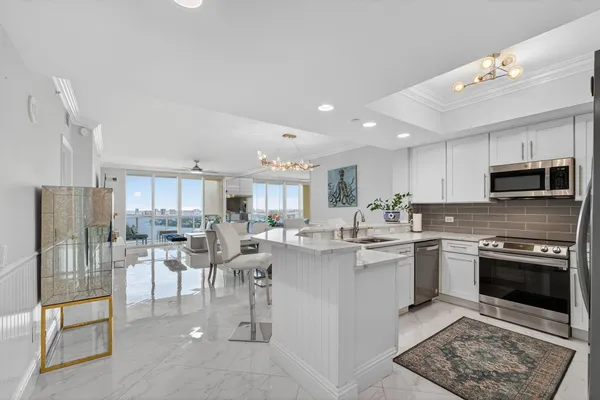 $4,950 | 2650 Lake Shore Drive, Unit 2303, Riviera Beach, FL 33404