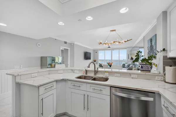 $4,950 | 2650 Lake Shore Drive, Unit 2303, Riviera Beach, FL 33404