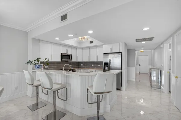 $4,950 | 2650 Lake Shore Drive, Unit 2303, Riviera Beach, FL 33404