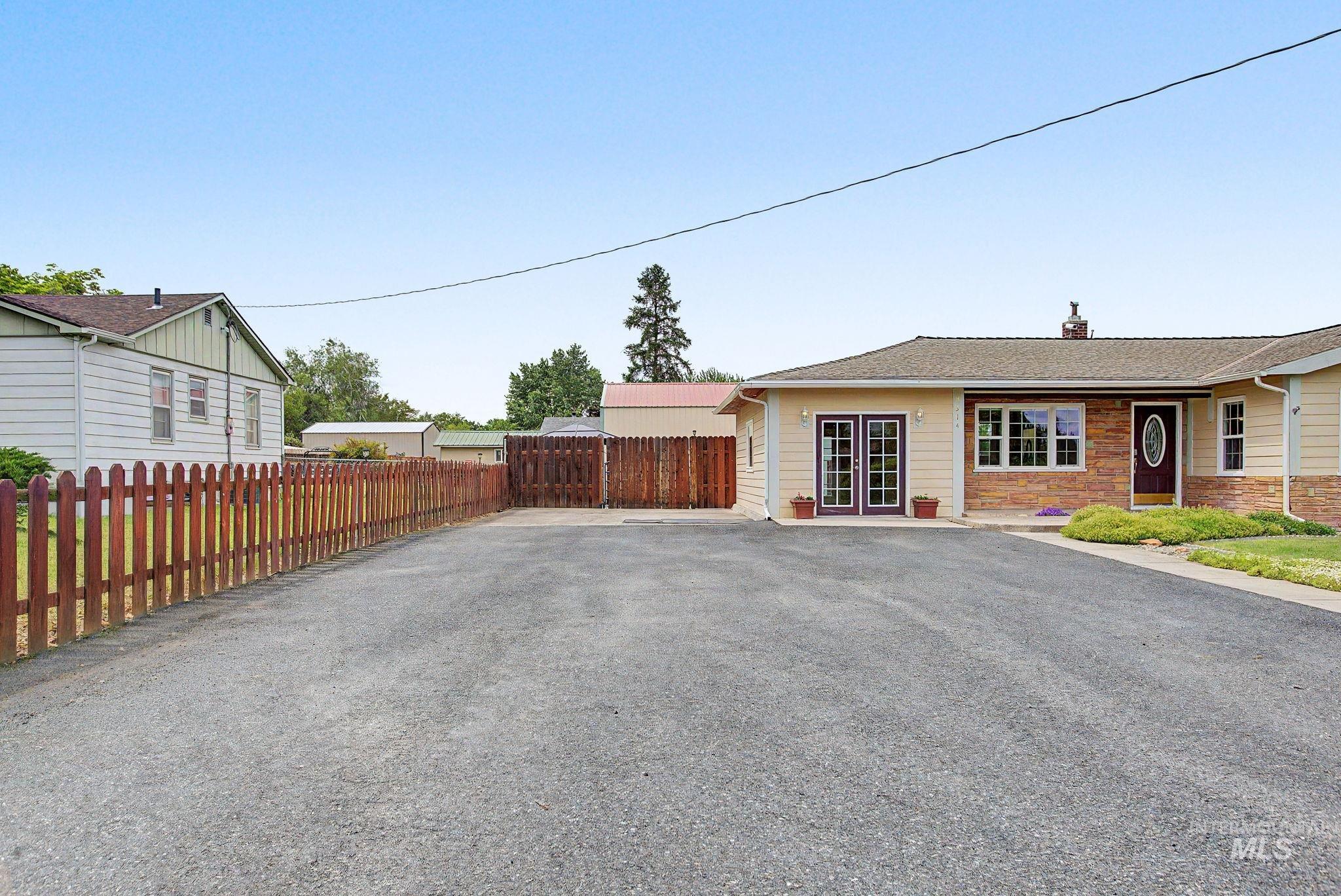 3314 6th Street Lewiston, ID 83501 - Photo 2 of 50 Expansive paved driveway leading to the residence