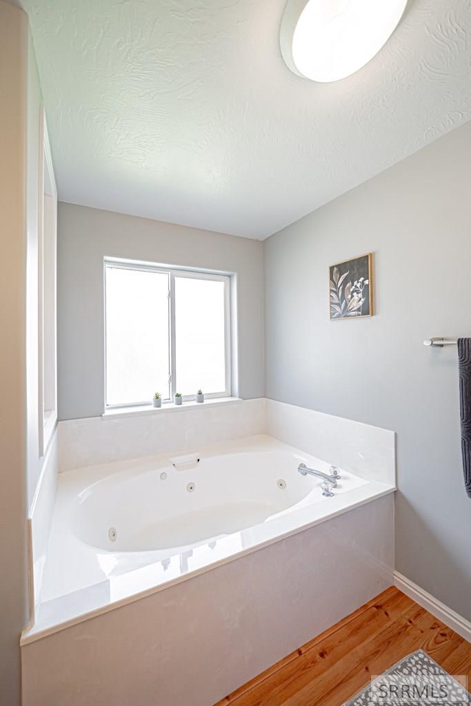 3947 Jordan Circle Ammon, ID 83406 - Photo 42 of 81 Master Bath
