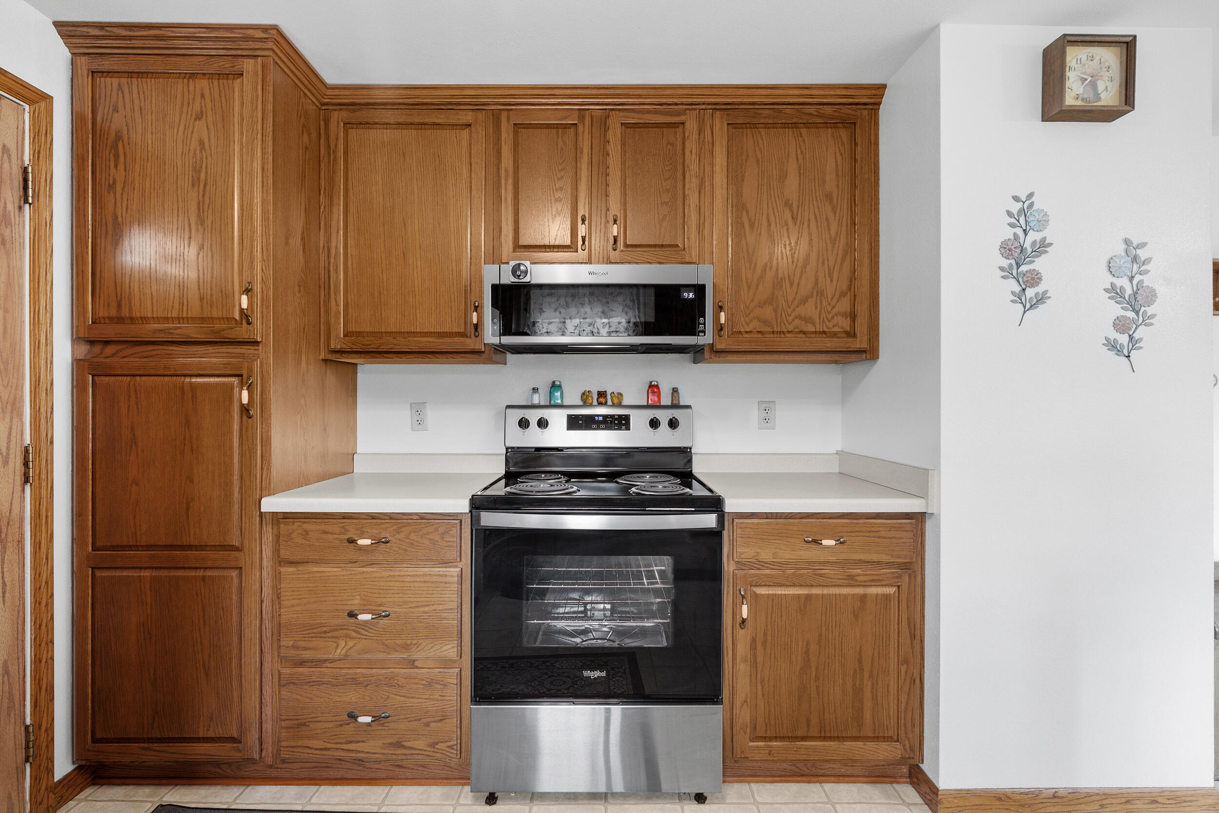 815 Jackson Drive Cleveland, WI 53015 - Photo 3 of 38 Stove and Microwave Included