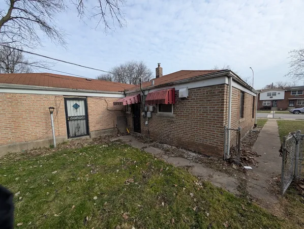 a view of a house with a garage