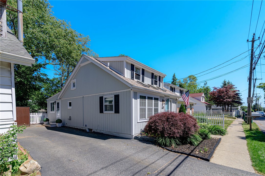 390 Nausauket Road Warwick, RI 02886 - Photo 2 of 24