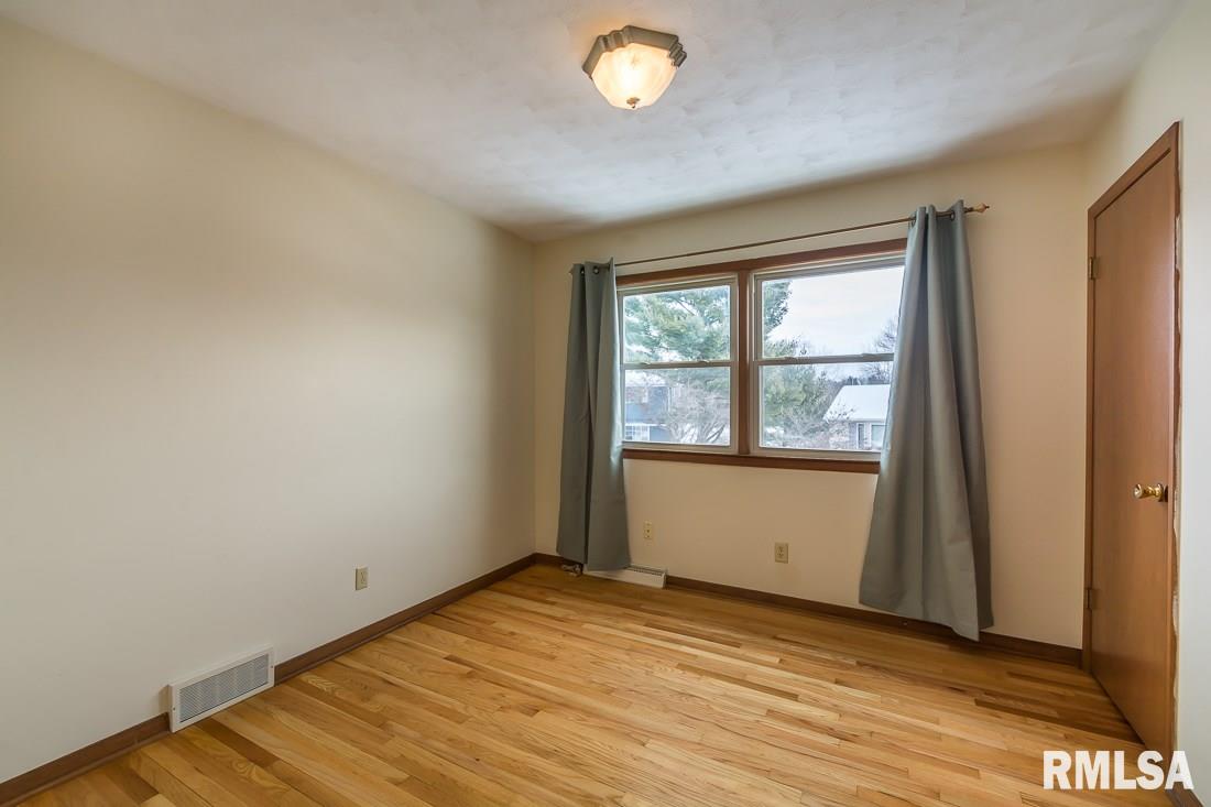 2852 Fairhaven Road Davenport, IA 52803 - Photo 12 of 19 Gallery Image 12