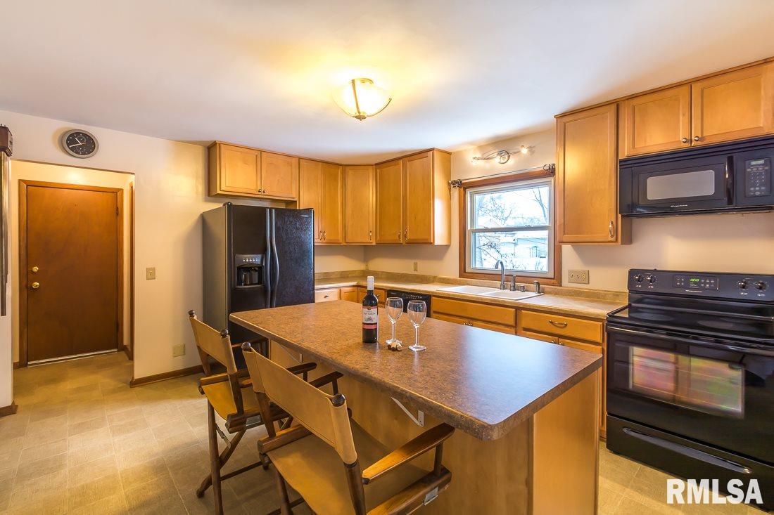 2852 Fairhaven Road Davenport, IA 52803 - Photo 3 of 19 Gallery Image 3