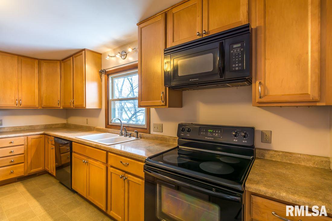 2852 Fairhaven Road Davenport, IA 52803 - Photo 4 of 19 Gallery Image 4