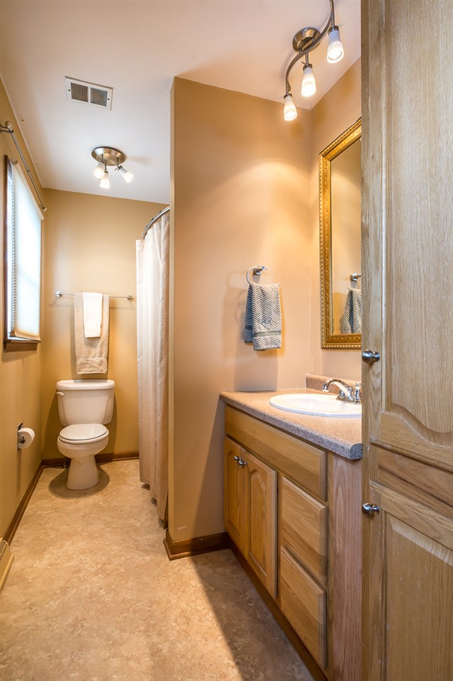2852 Fairhaven Road Davenport, IA 52803 - Photo 10 of 19 Gallery Image 10
