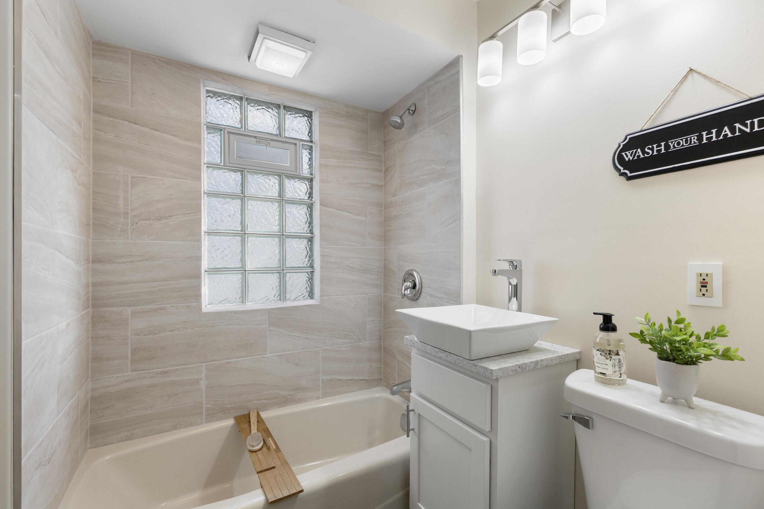 6221 West Fairview Avenue Milwaukee, WI 53213 - Photo 12 of 27 photo dec 11 2025, 10 47 12 pm