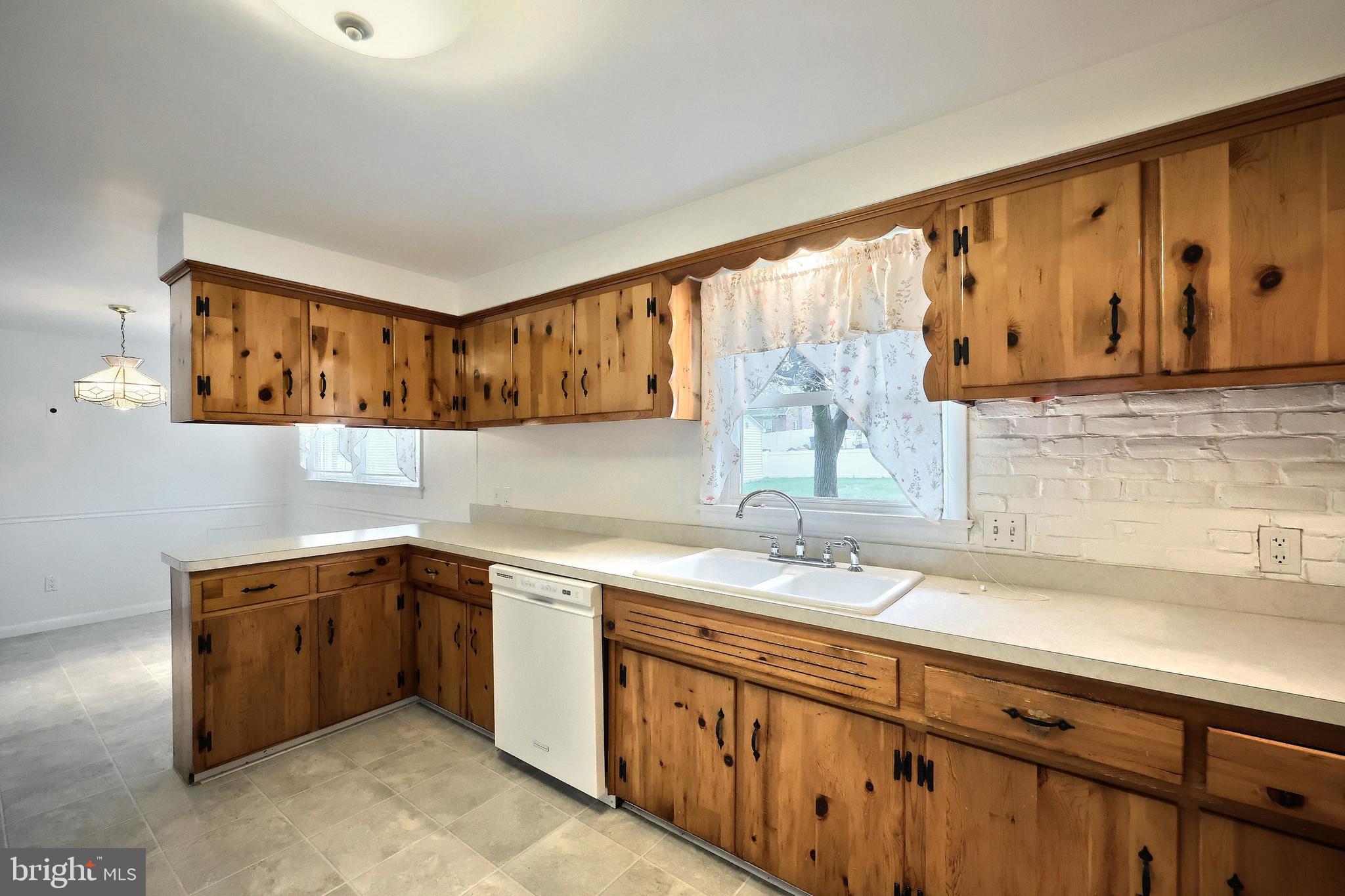 323 Lyndhurst Road York, PA 17402 - Photo 8 of 44 Gallery Image 8
