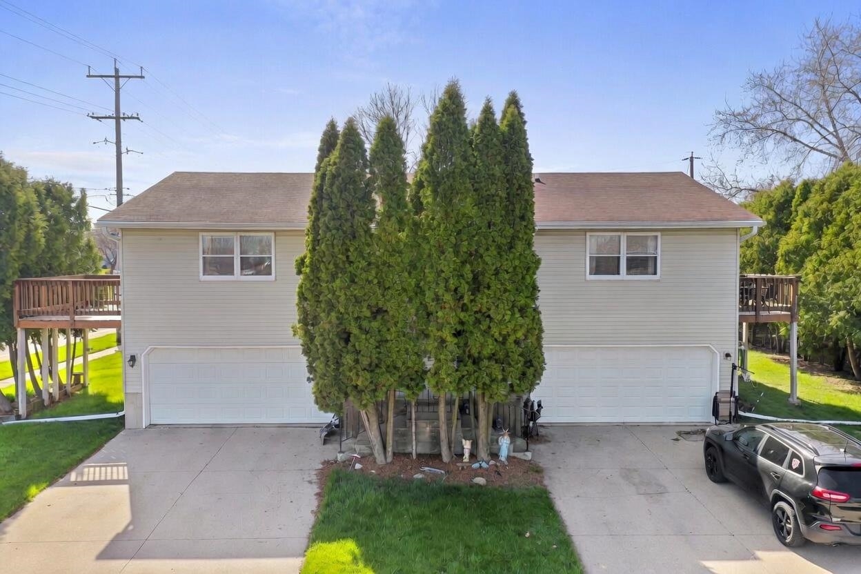 1395 Inverness Lane Neenah, WI 54956 - Photo 2 of 58