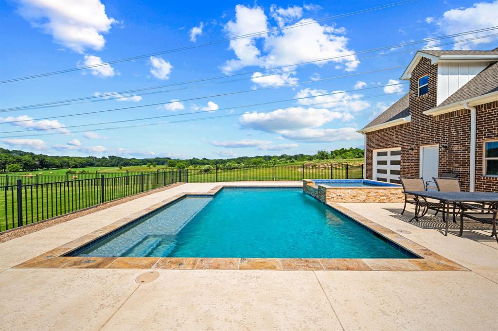 318 Arapahoe Ridge Weatherford, TX 76087 - Photo 33 of 40 Pool with spa
