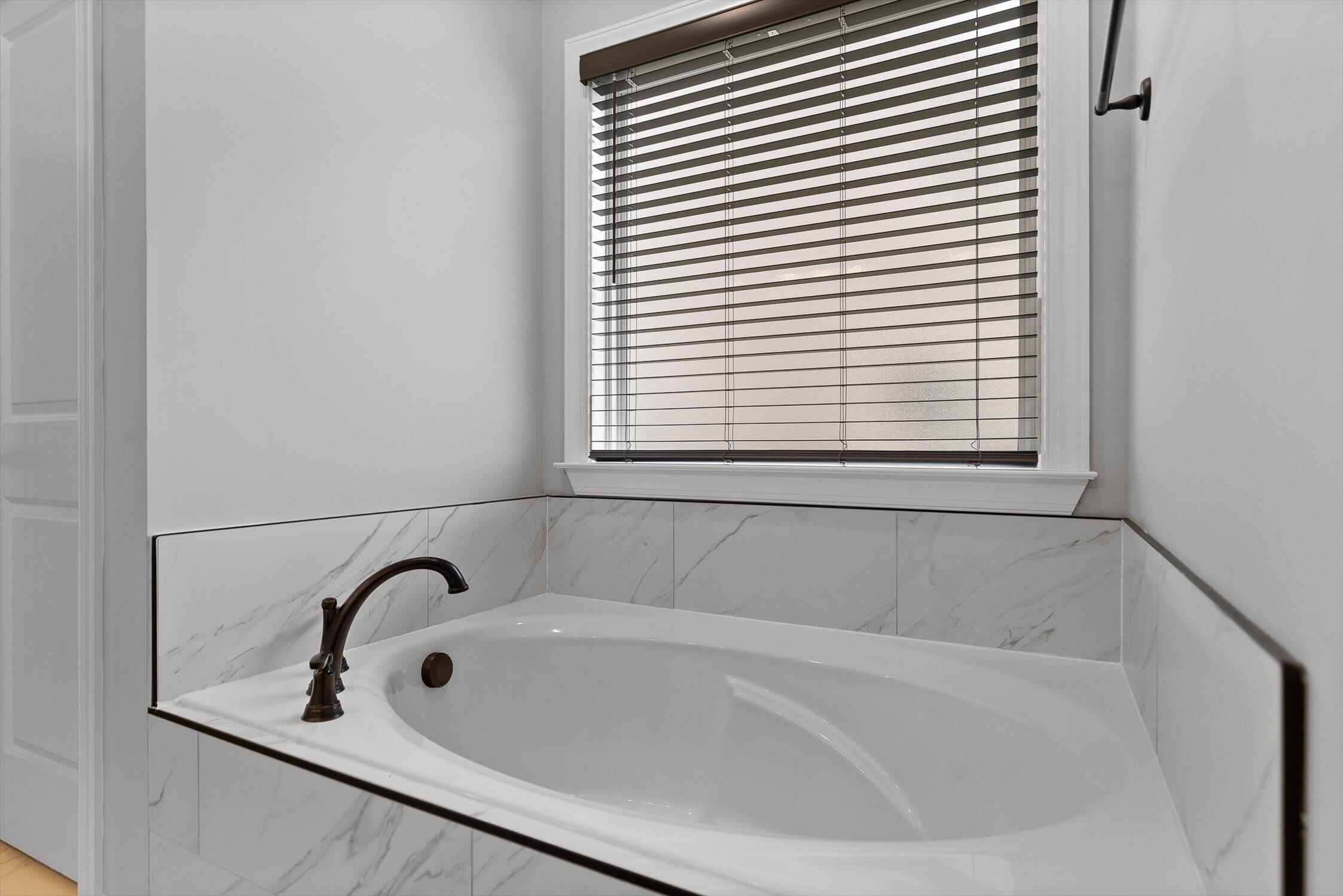 1046 Silverpine Drive Chattanooga, TN 37421 - Photo 22 of 41 Primary Bathroom