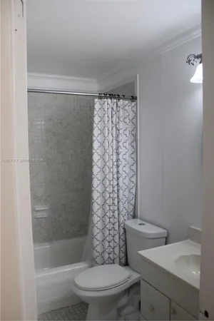 $2,300 | 9410 West Flagler Street, Unit 413, Miami, FL 33174