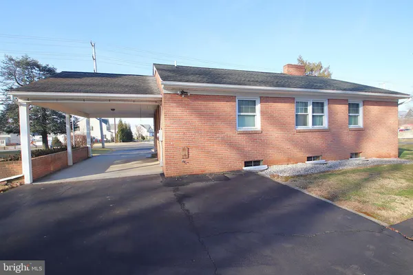 a view of a house with backyard
