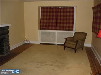 118 Crestview Road Upper Darby, PA 19082 - Photo 2 of 6 Living Room
