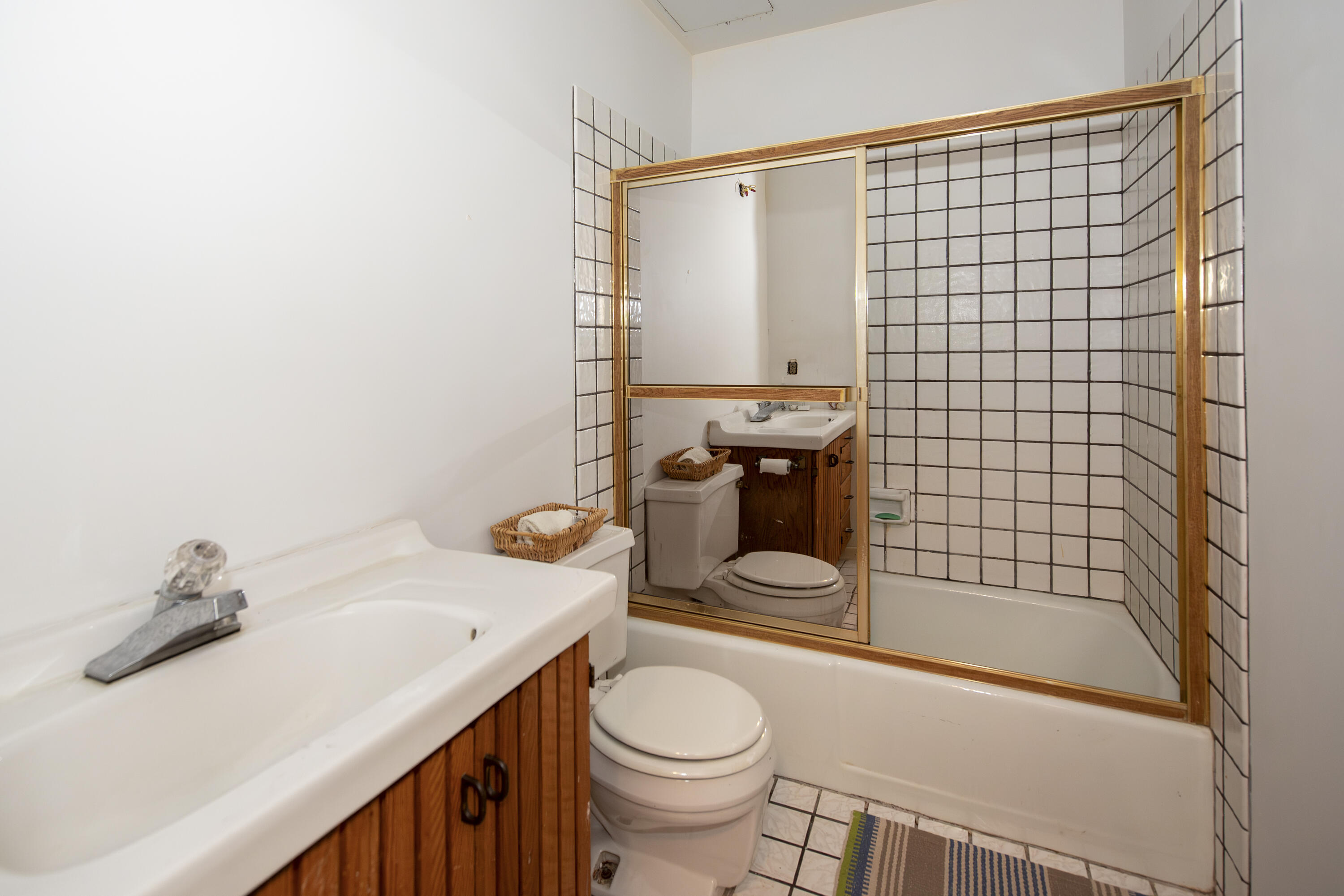4880 Sandyland Road, Unit 39 Carpinteria, CA 93013 - Photo 10 of 22 Bathroom
