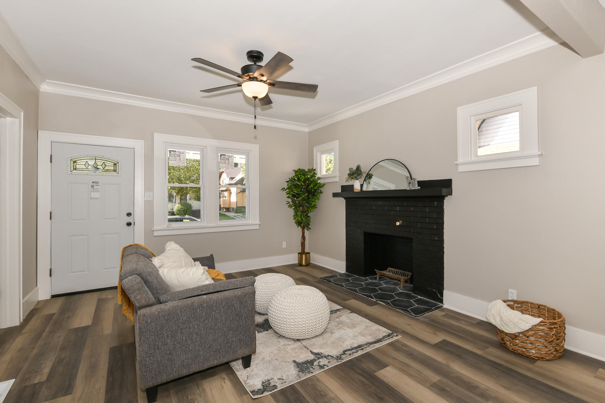 2426 North 55th Street Milwaukee, WI 53210 - Photo 4 of 23 Living Room