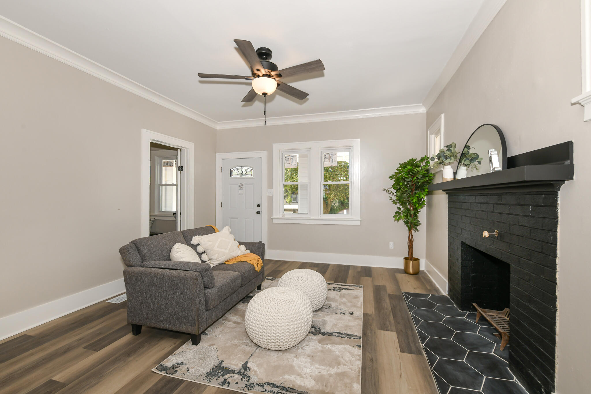 2426 North 55th Street Milwaukee, WI 53210 - Photo 5 of 23 Living Room