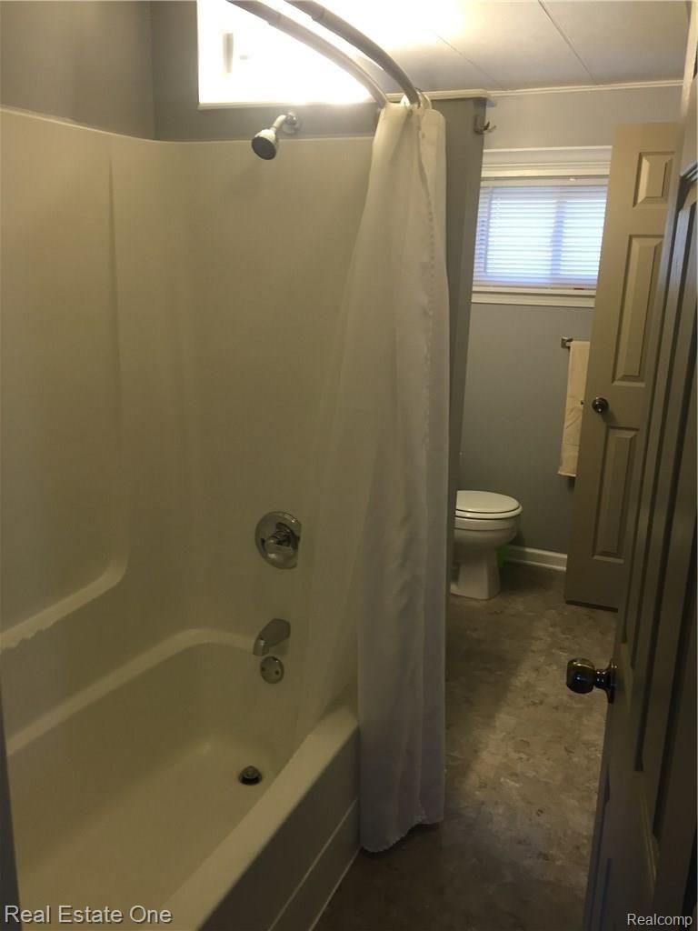 679 West Baker Road Highland, MI 48357 - Photo 15 of 39 Full Bath (Hall Way Entry)