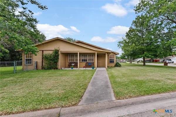 $249,000 | 209 Sunset Drive, Edna, TX 77957