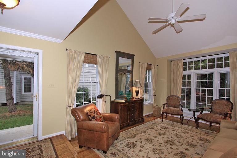 11601 Springhouse Place Reston, VA 20194 - Photo 18 of 30 Living Room