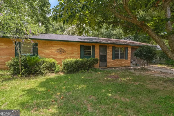 a view of a house with a backyard