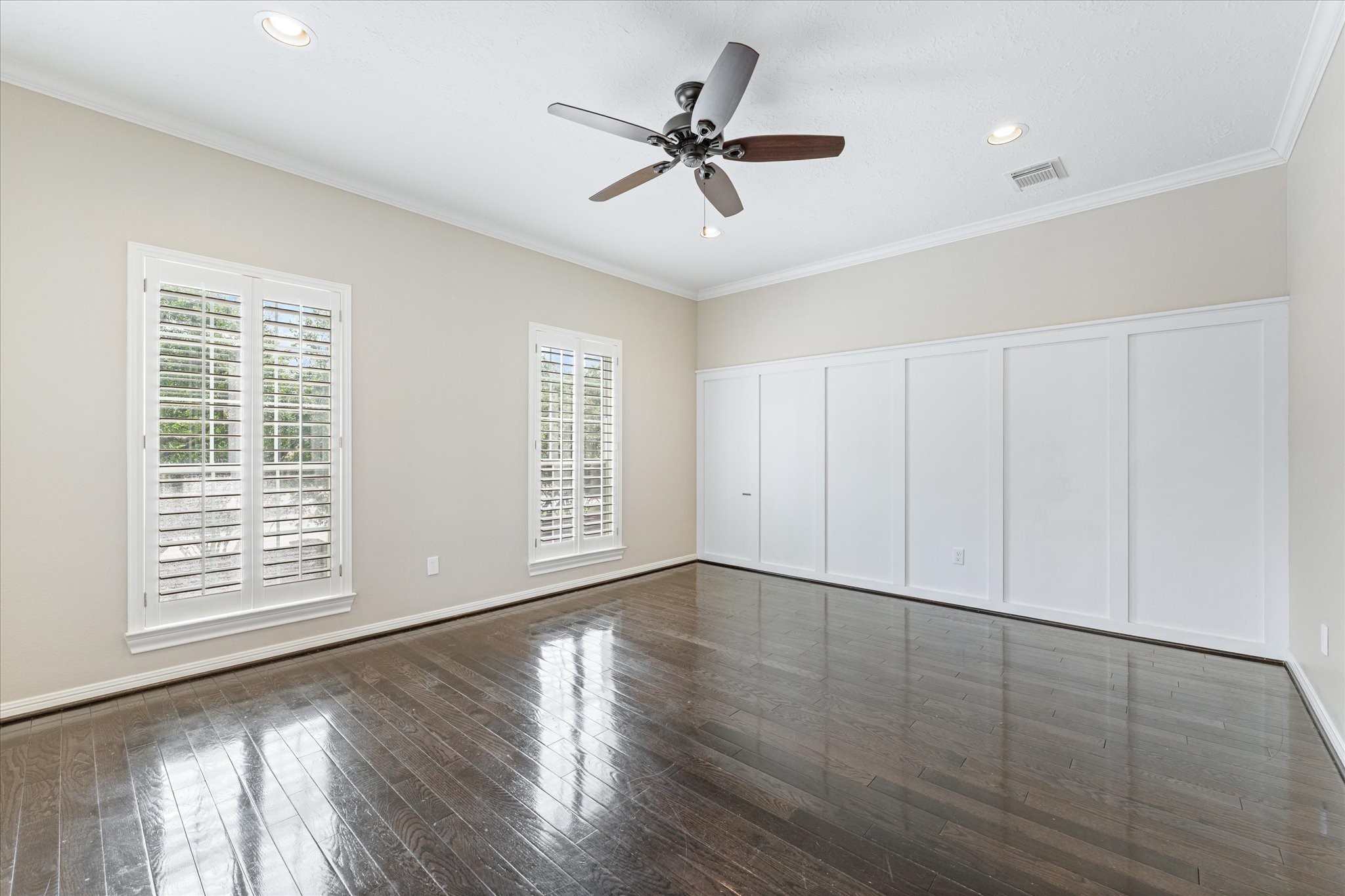 447 North Gate Stone Houston, TX 77007 - Photo 8 of 38 Primary Bedroom with accent wall, recessed lighting, ceiling fan, lots of natural light, and access to 2nd floor balcony.