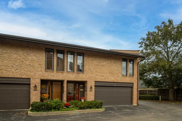 $679,000 | 1716 Wildberry Drive, Unit J, Glenview, IL 60025