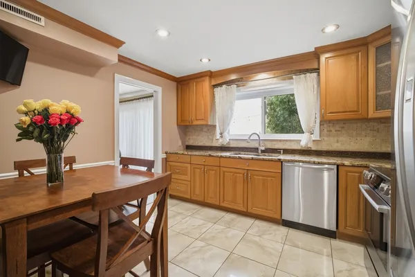 $679,000 | 1716 Wildberry Drive, Unit J, Glenview, IL 60025