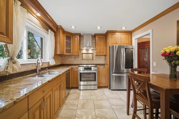 $679,000 | 1716 Wildberry Drive, Unit J, Glenview, IL 60025