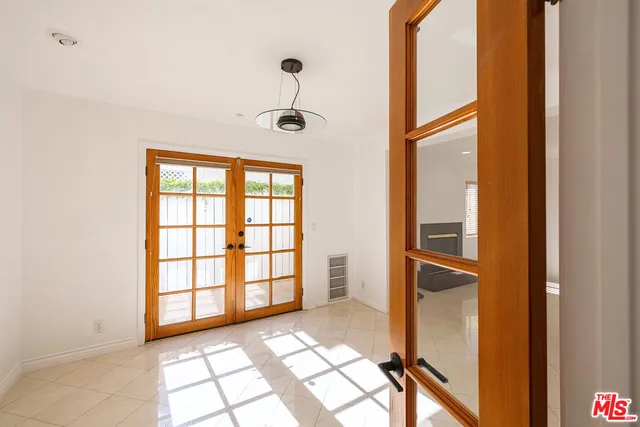 a view of entryway with livingroom and furniture