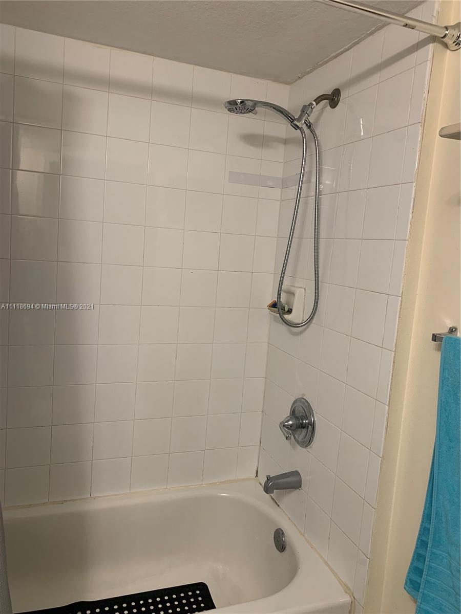 3770 North Jog Road, Unit 103 West Palm Beach, FL 33411 - Photo 9 of 15 a bathroom with a bath tub