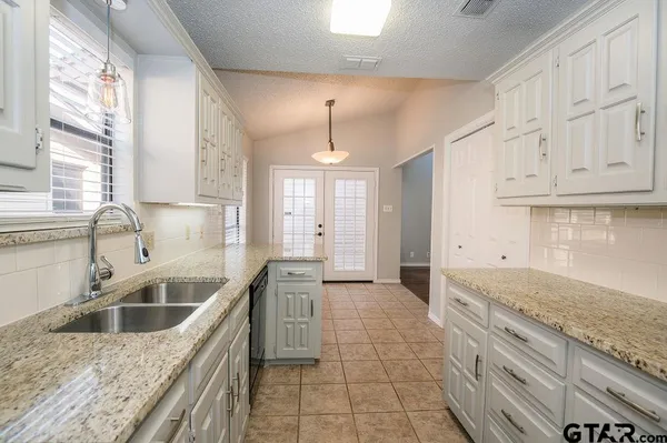 $1,600 | 5809 Hollytree Drive, Tyler, TX 75703