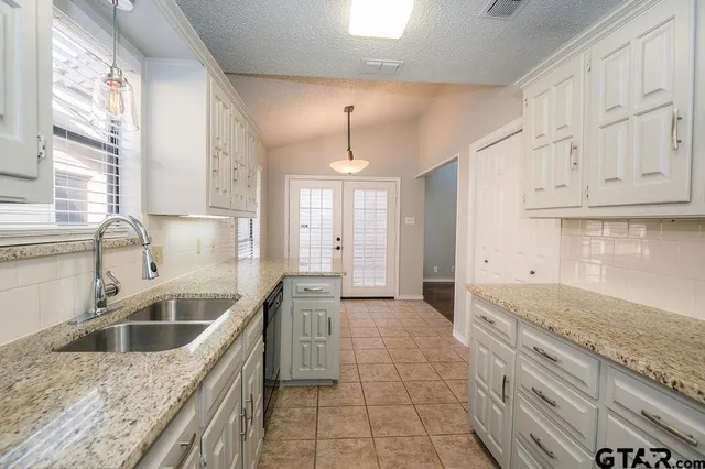 $1,600 | 5809 Hollytree Drive, Tyler, TX 75703