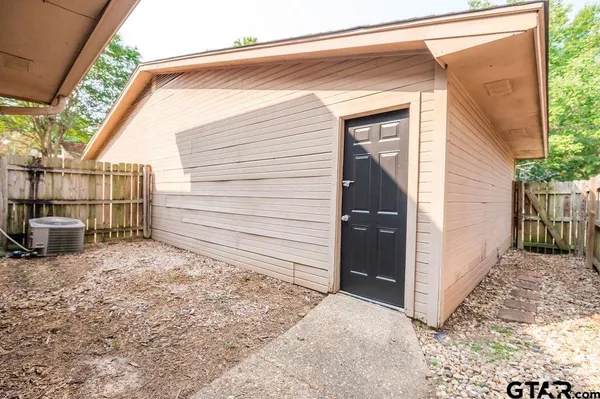 $1,600 | 5809 Hollytree Drive, Tyler, TX 75703