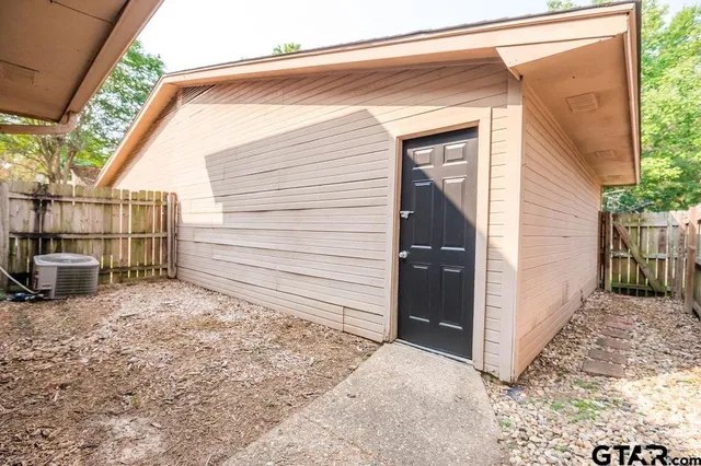 $1,600 | 5809 Hollytree Drive, Tyler, TX 75703