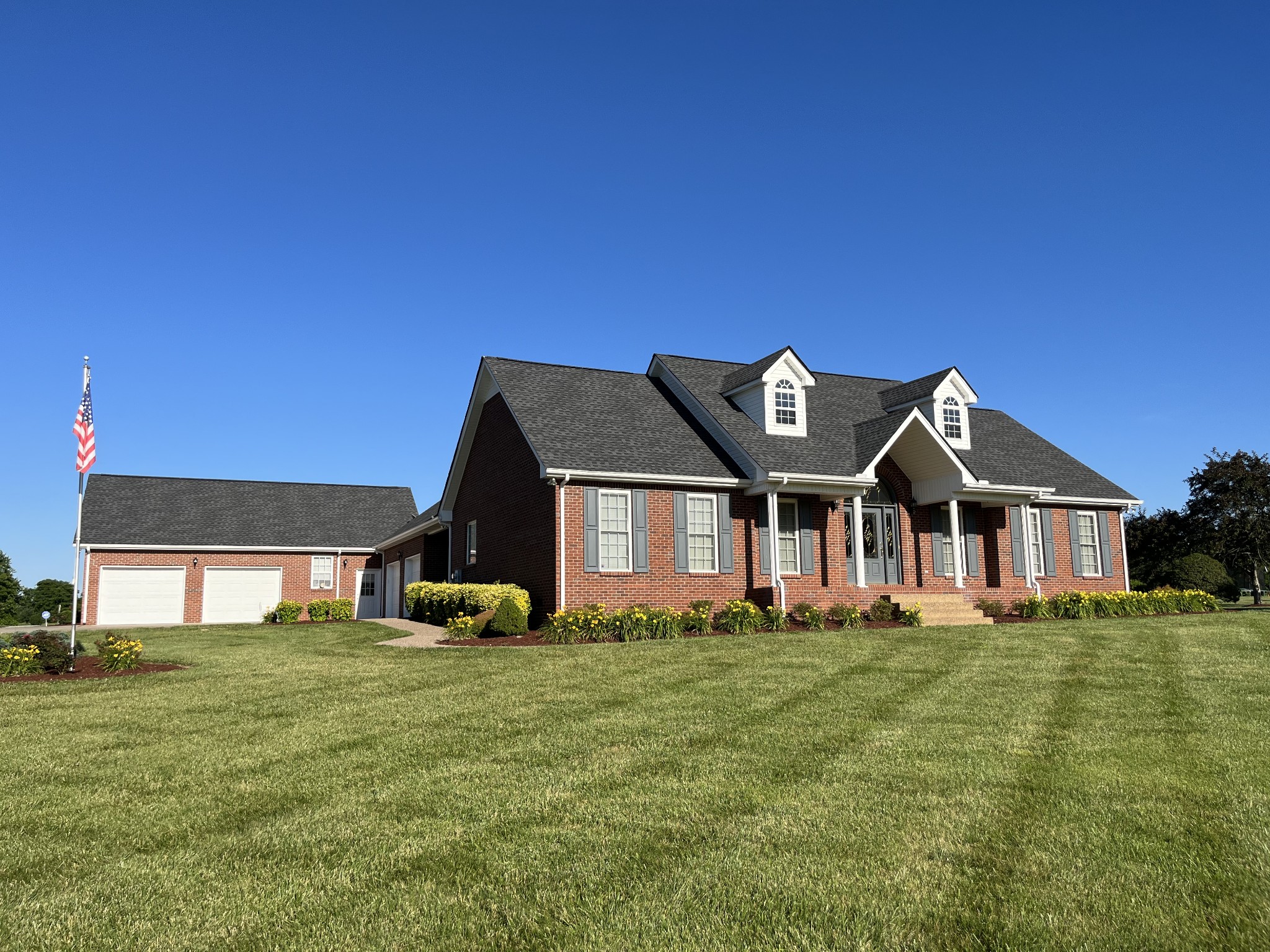 1009 Hummingbird Court Springfield, TN 37172 - Photo 1 of 18 a front view of a house with a yard