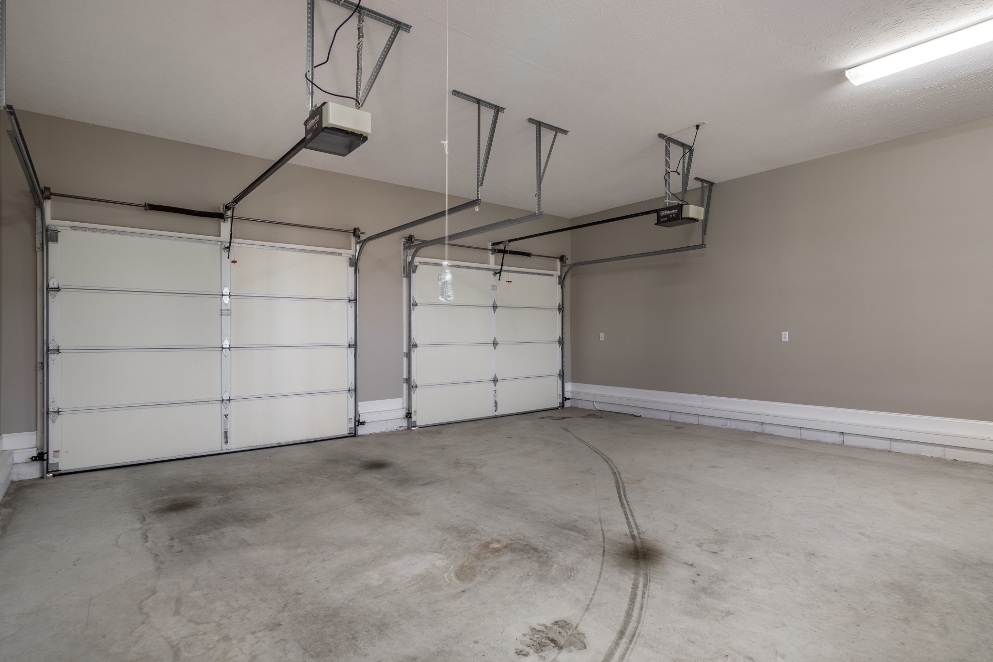 1009 Hummingbird Court Springfield, TN 37172 - Photo 5 of 18 a view of a room with racks