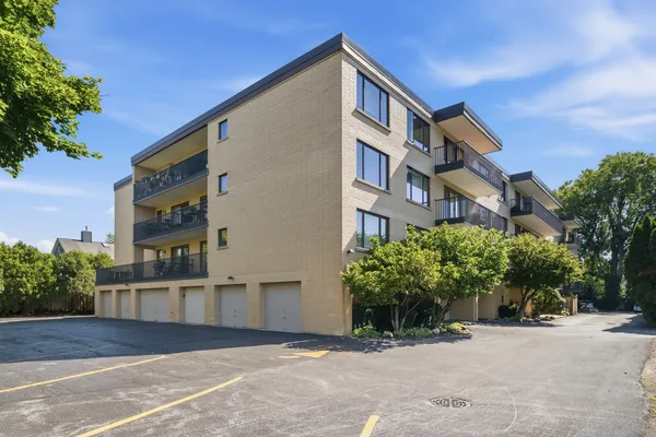 $440,000 | 1534 McDaniels Avenue, Unit 3E, Highland Park, IL 60035