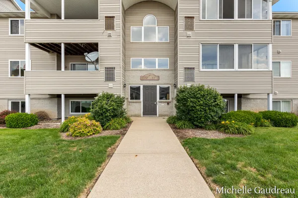 $204,900 | 8362 North Jasonville Court Southeast, Unit 40, Caledonia, MI 49316