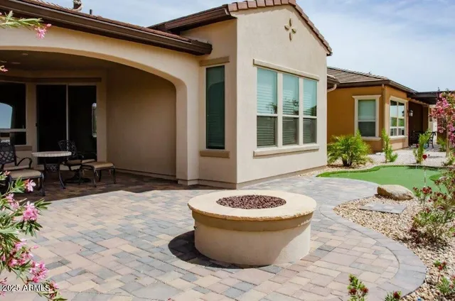 a view of a very nice looking house