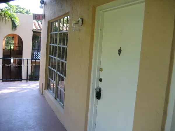 a view of entryway with elevator