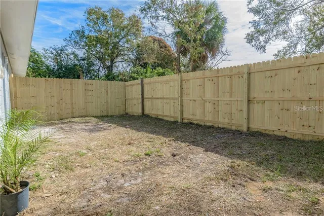 a view of a backyard