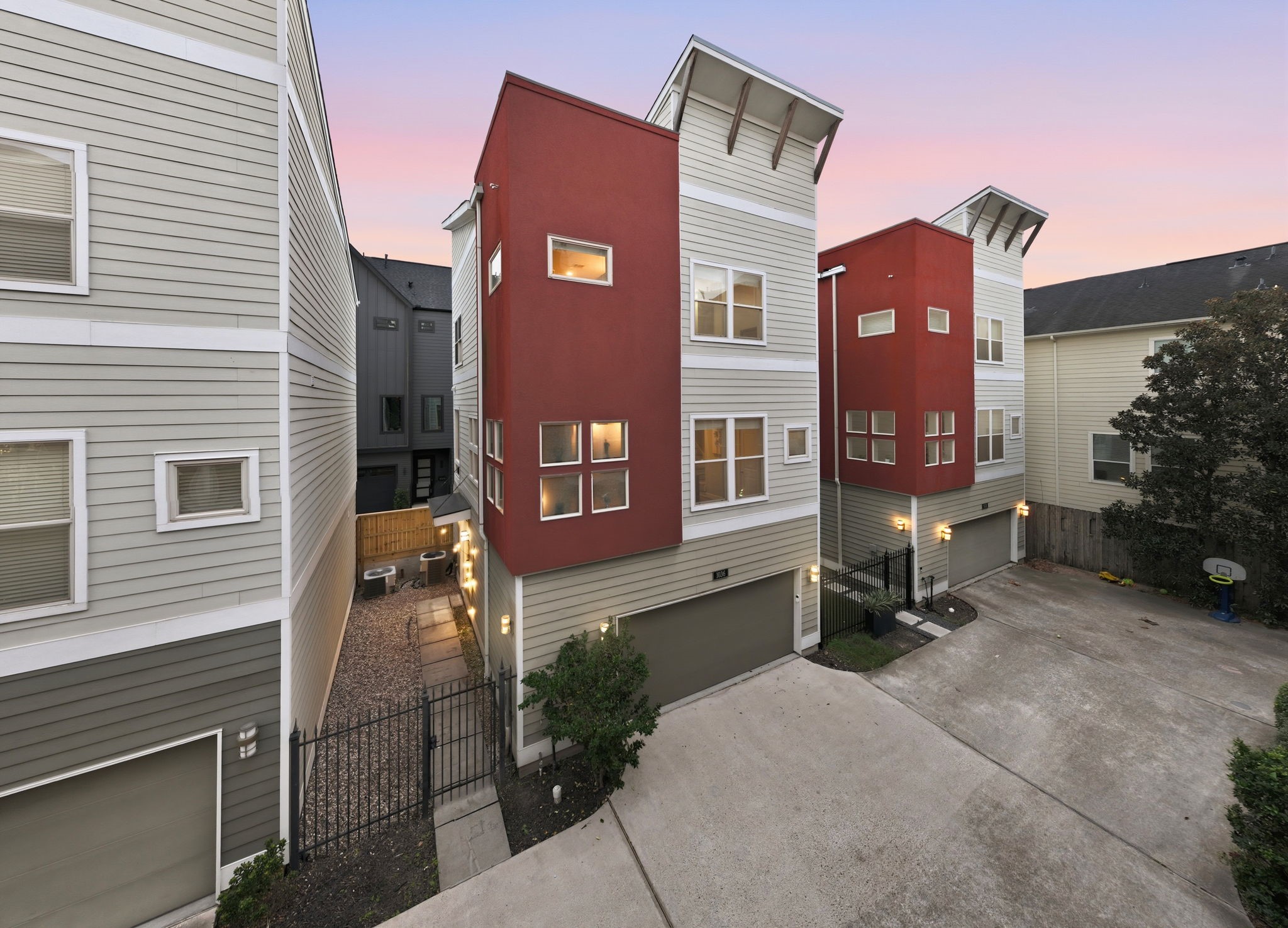 Welcome to 1036 W 24th St, a modern three-story residence with eye-catching stucco and siding exterior, offering a desirable lock-and-leave lifestyle. Enjoy easy living with a spacious 2-car garage, exclusive gated access, and proximity to 610 and I-45—all with no HOA restrictions.
