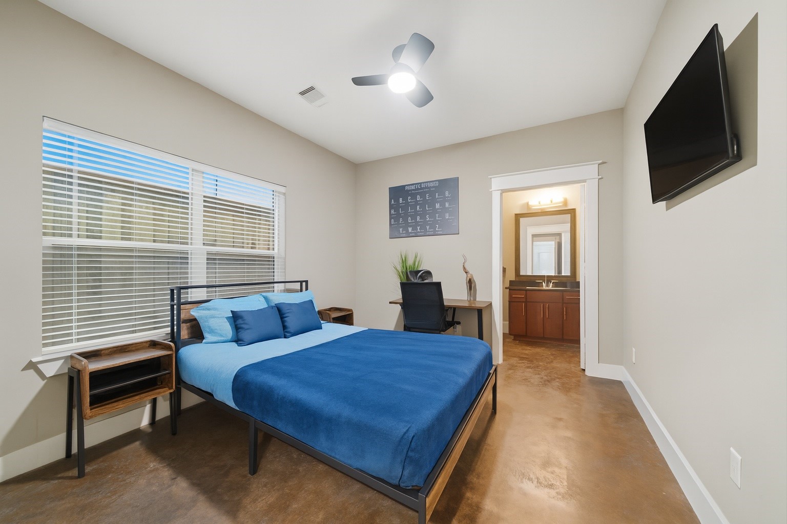 1036 West 24th Street Houston, TX 77008 - Photo 4 of 36 First-floor guest suite offers spacious accommodations with large windows, a dedicated workspace, and direct access to a full bath featuring a tub/shower combo. Ideal for visitors or flexible living needs, this versatile bedroom is thoughtfully separated from the main living areas.