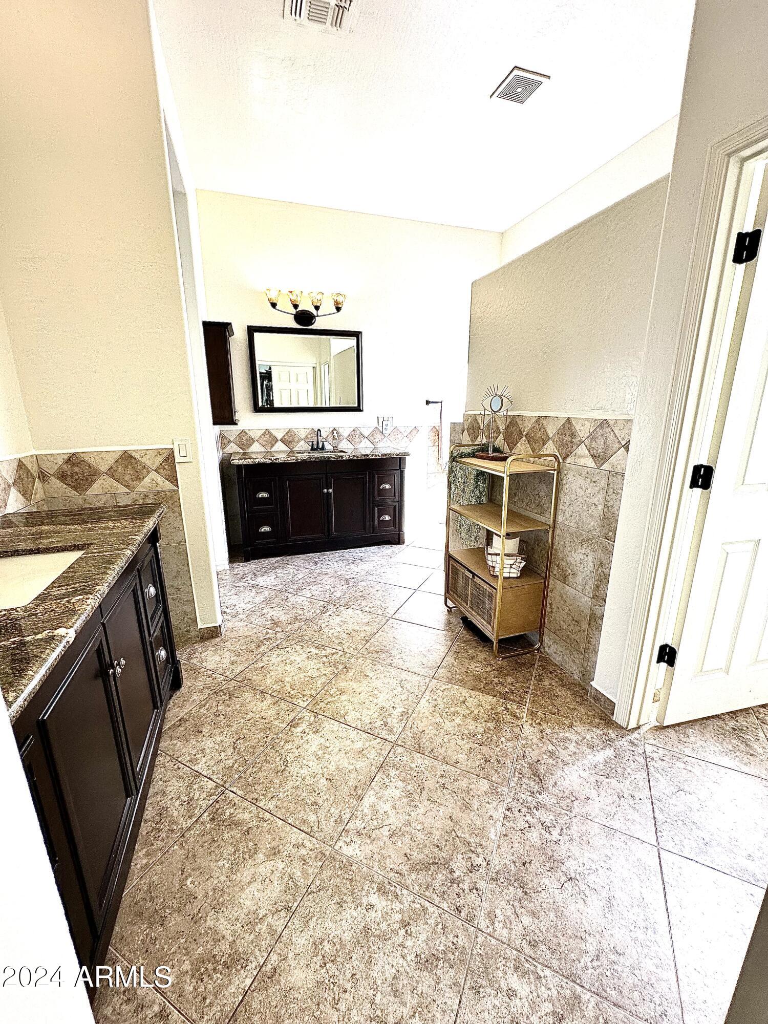16852 West Northampton Road Surprise, AZ 85374 - Photo 14 of 31 Primary Bath