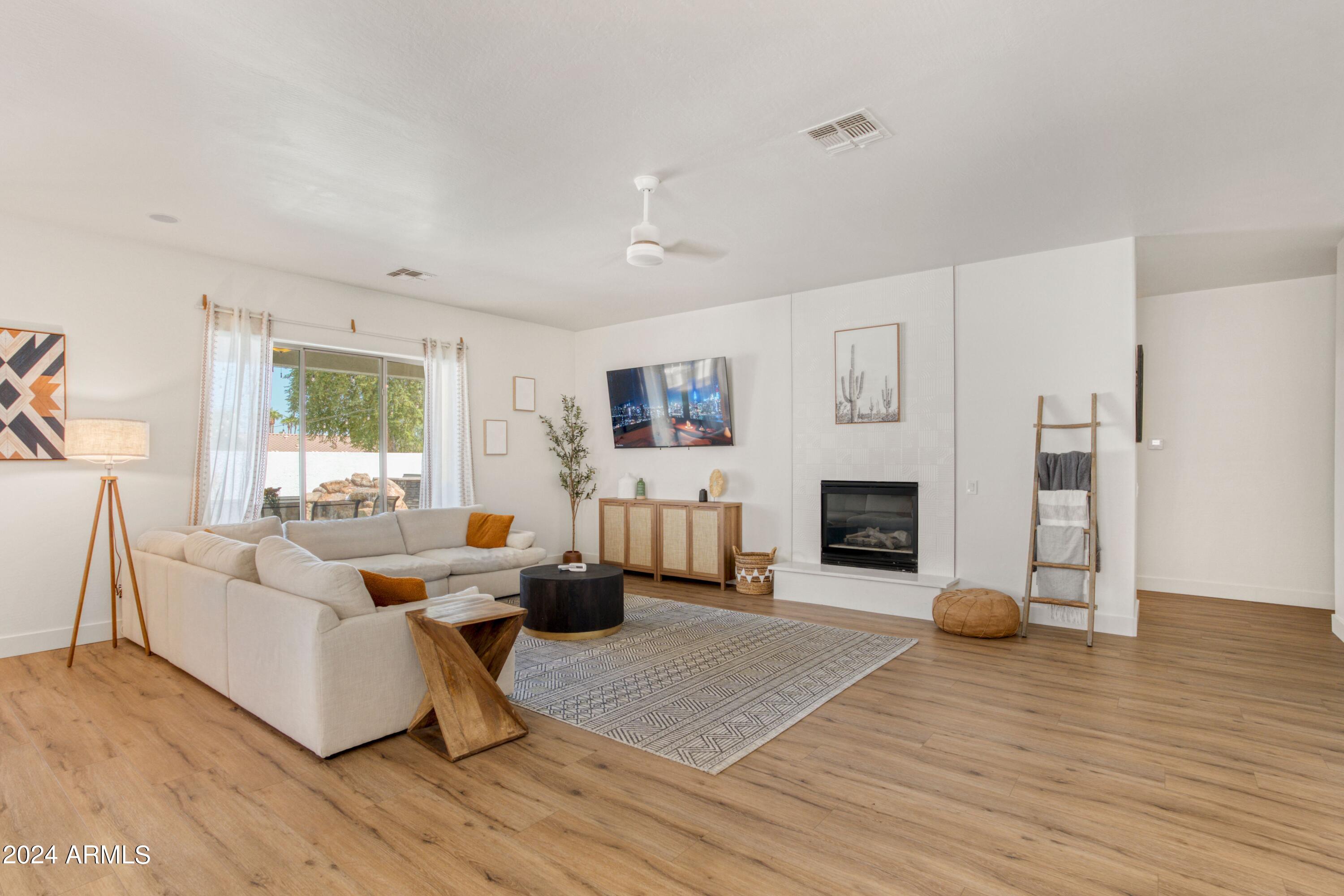 16852 West Northampton Road Surprise, AZ 85374 - Photo 4 of 31 Living room
