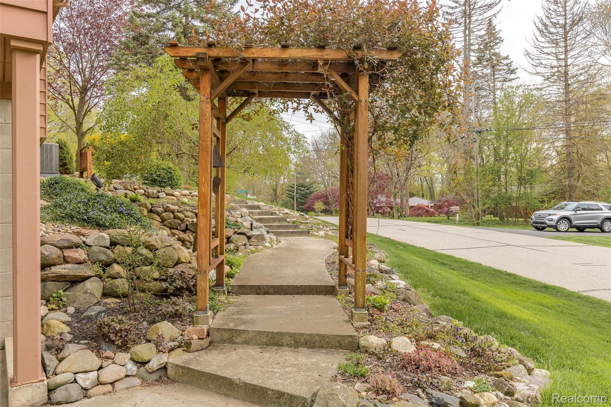 1526 Rochingham Drive Rochester, MI 48309 - Photo 8 of 30 1526 Rochingham-8.jpg